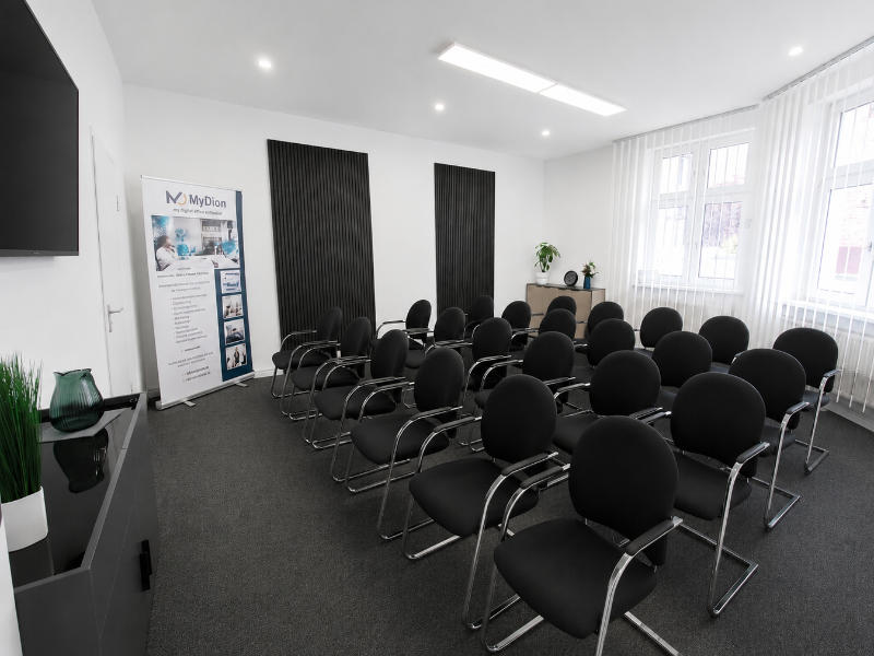 Theater-Stil — Stühle reihenweise auf Presenter ausgerichtet